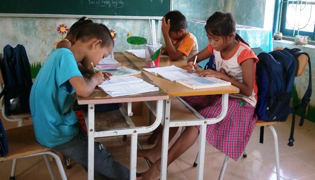 Những đứa trẻ ao ước nhìn thấy chiếc đèn ông sao ảnh 6 Những đứa trẻ ao ước nhìn thấy chiếc đèn ông sao ảnh 6