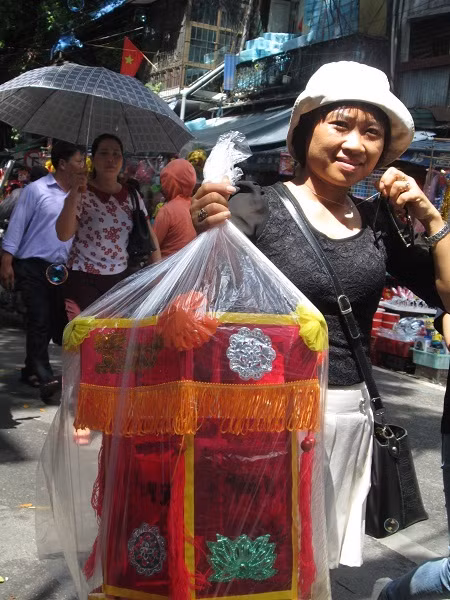 Bên cạnh đó, một số đồ chơi tốn kém hơn một chút cũng được các bà mẹ, ông bà mua về cho con, cháu vui tết Trung thu