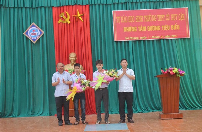 Bí thư huyện ủy, Phó Chủ tịch UBND huyện Vũ Quang khen tặng hai em Thắng và Nhã (Ảnh: Lê Quốc Châu) Bí thư huyện ủy, Phó Chủ tịch UBND huyện Vũ Quang khen tặng hai em Thắng và Nhã (Ảnh: Lê Quốc Châu)