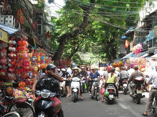 Nắng vàng tỏa lấp lánh xuống những sạp hàng rực rỡ màu sắc Trung thu. Và không giống như buổi tối, thay vì sự đông nghịt và toàn người trẻ tuổi dạo chơi thì sáng nay chủ yếu là các ông bà, bố mẹ đến để mua quà trung thu cho các cháu.