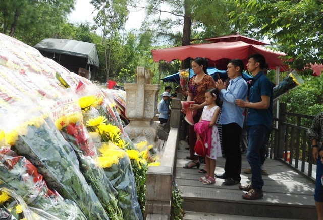 Ai cũng nghiêng mình kính cẩn, thể hiện sự thành kính, biết ơn Đại tướng