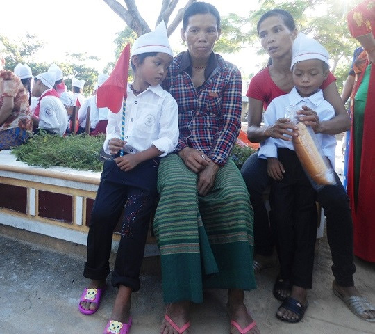 Đi chân trần gần chục cây số đến trường khai giảng ảnh 1