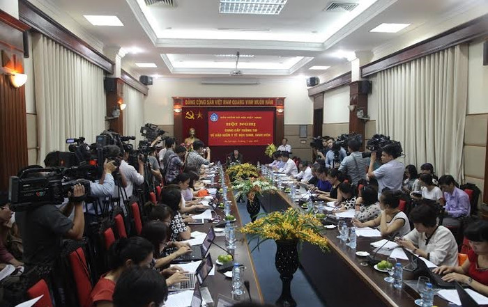 Bàn về điều chỉnh giá dịch vụ, Bộ trưởng Y tế từng rất ngại và chùn ảnh 1