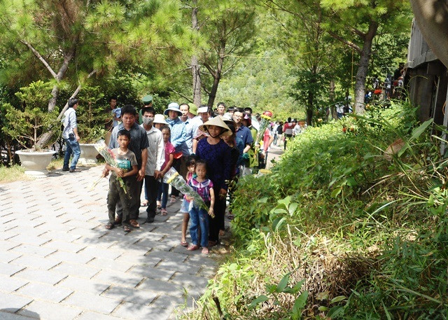 Dòng người vẫn lặng lẽ viếng mộ Đại tướng trong dịp nghỉ lễ 2/9