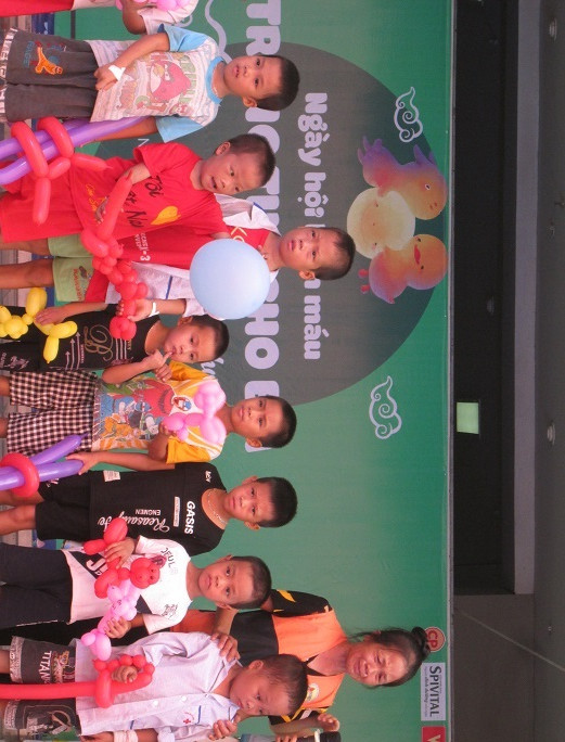 Bà nội của cháu Hoàng Anh Tú gửi lời cảm ơn tới anh chị em trong Ban tổ chức và các đoàn thể đã giúp đỡ để cháu có cơ hội điều trị tại Viện máu. Bà nội của cháu Hoàng Anh Tú gửi lời cảm ơn tới anh chị em trong Ban tổ chức và các đoàn thể đã giúp đỡ để cháu có cơ hội điều trị tại Viện máu.