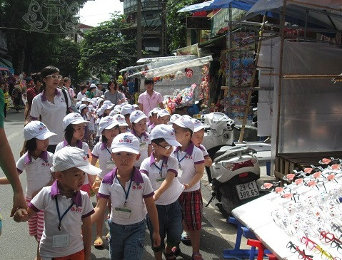 Các bé mầm non vô cùng thích thú được đi dạo chơi và chọn quà trung thu