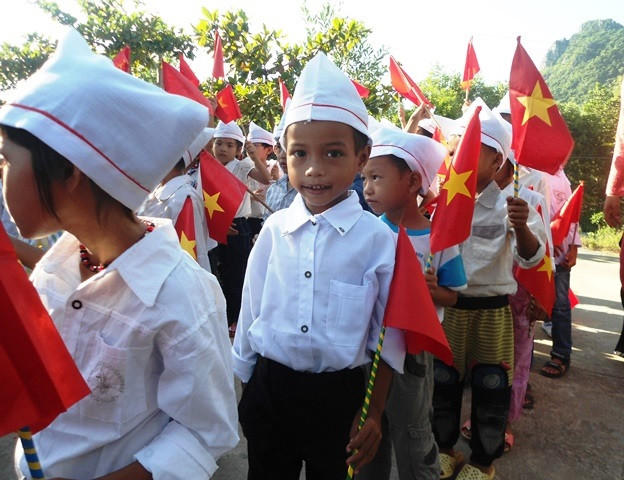 Em Hồ Kỳ Anh (học sinh lớp 1, ở bản Lâm Ninh) có bố bị bệnh thần kinh, nhưng vì hoàn cảnh gia đình rất khó khăn nên không có tiền đi khám. Sáng nay, Kỳ Anh cùng mẹ dậy từ 5 giờ sáng, nhịn đói, đi chân trần vượt hơn 7km đường rừng đến trường khai giảng.