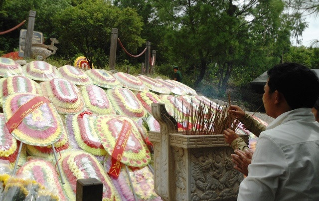 Mỗi bông hoa, nén hương như một lời tri ân sâu sắc đối với Người