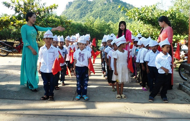 Các em học sinh lớp 1 xếp hàng chuẩn bị vào lễ khai giảng