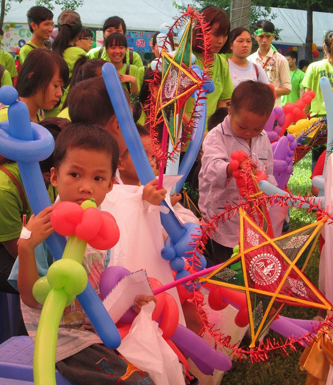 Ảnh: Ấm lòng Tết Trung thu 2015 tại Viện Huyết học truyền máu trung ương ảnh 10 Ảnh: Ấm lòng Tết Trung thu 2015 tại Viện Huyết học truyền máu trung ương ảnh 10