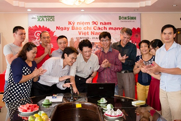 Tổng biên tập Nguyễn Thành Phong nhấn nút hòa mạng trở lại Trang điện tử Dân Sinh