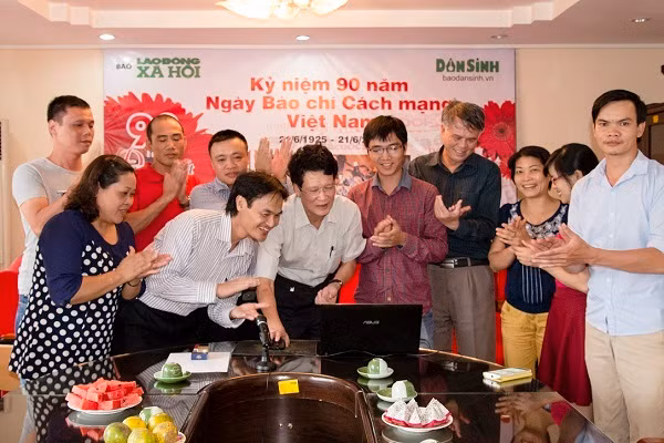 Tổng biên tập Nguyễn Thành Phong nhấn nút hòa mạng trở lại Trang điện tử Dân Sinh