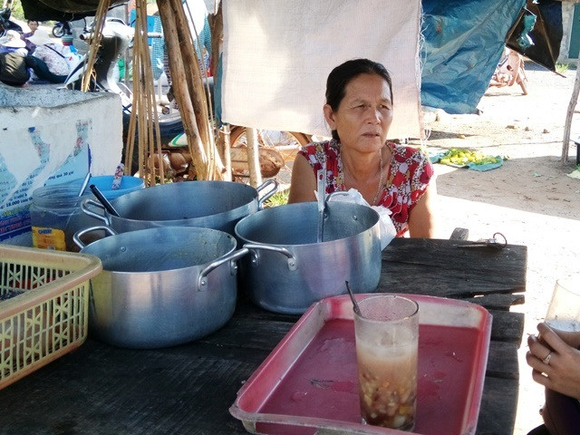 Hơn chục năm qua, cuộc sống của mẹ con bà Tâm phụ thuộc vào gánh chè ở chợ. Ảnh Hoàng Hà