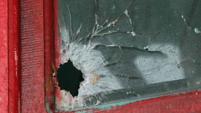 Đạn cảnh sát Thái bắn xuyên thủng cửa kính cabin tàu cá ngư dân Kiên Giang Đạn cảnh sát Thái bắn xuyên thủng cửa kính cabin tàu cá ngư dân Kiên Giang