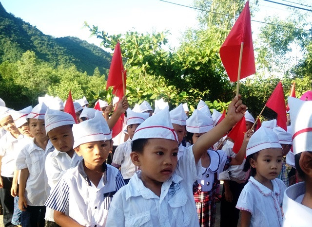 Dù vượt đường sá xa xôi, đi bộ bằng đôi chân trần nhưng các em vẫn rất háo hức