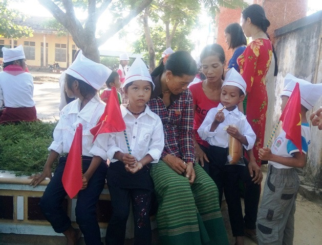 Đi chân trần gần chục cây số đến trường khai giảng ảnh 3