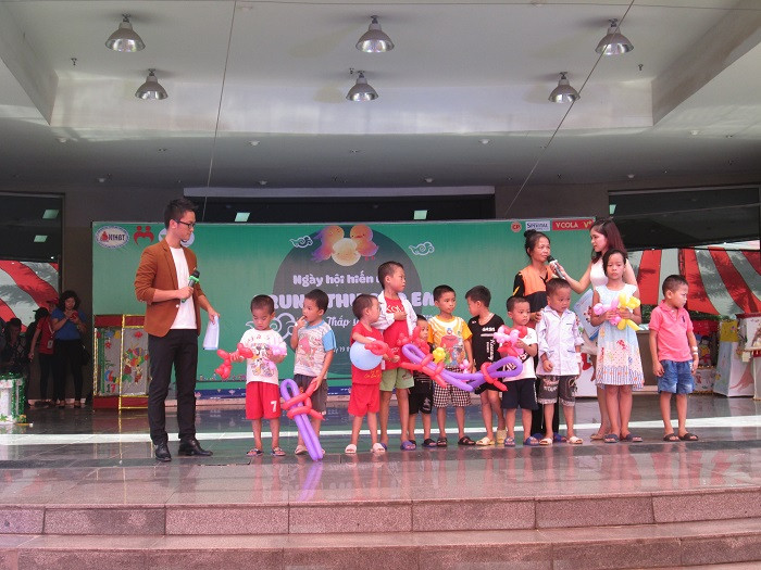 Ảnh: Ấm lòng Tết Trung thu 2015 tại Viện Huyết học truyền máu trung ương ảnh 8 Ảnh: Ấm lòng Tết Trung thu 2015 tại Viện Huyết học truyền máu trung ương ảnh 8