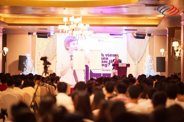 "Các bạn sinh viên năm nhất tuyệt đối không nên đi làm thêm. Vì các bạn chỉ giống như con thỏ mà đời thì toàn cáo” (Ảnh: Thùy Linh) "Các bạn sinh viên năm nhất tuyệt đối không nên đi làm thêm. Vì các bạn chỉ giống như con thỏ mà đời thì toàn cáo” (Ảnh: Thùy Linh)