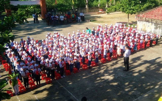 Đi chân trần gần chục cây số đến trường khai giảng ảnh 10