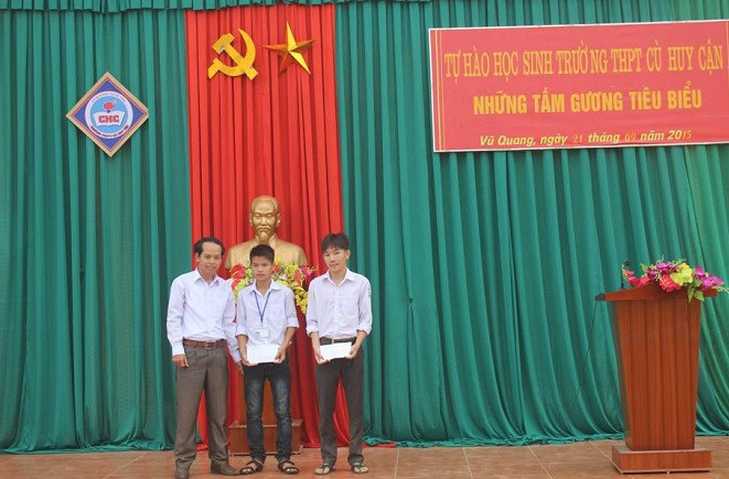Khen thưởng học sinh dũng cảm cứu cô giáo trong cơn lũ dữ ảnh 3 Khen thưởng học sinh dũng cảm cứu cô giáo trong cơn lũ dữ ảnh 3