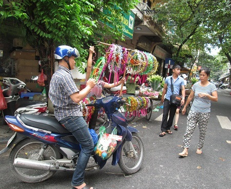 Trong khi đó, nhiều các ông bà, bố mẹ cho con, cháu đi chơi và chọn quà, chủ yếu là các đồ chơi truyền thống, đáng chú ý nhất là đèn ông sao.