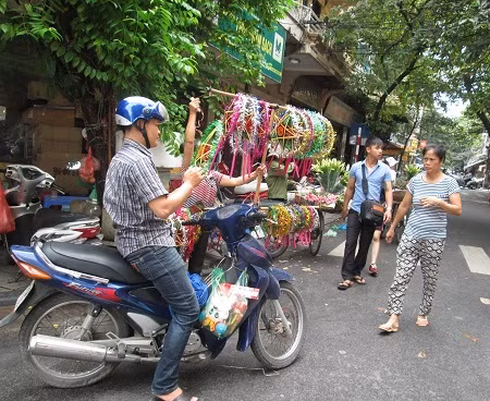 Trong khi đó, nhiều các ông bà, bố mẹ cho con, cháu đi chơi và chọn quà, chủ yếu là các đồ chơi truyền thống, đáng chú ý nhất là đèn ông sao.