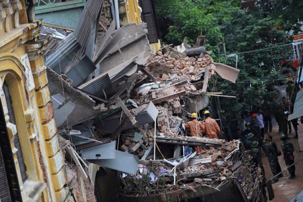 Sập nhà cổ ở trung tâm Hà Nội, nhiều người thương vong ảnh 1 Sập nhà cổ ở trung tâm Hà Nội, nhiều người thương vong ảnh 1
