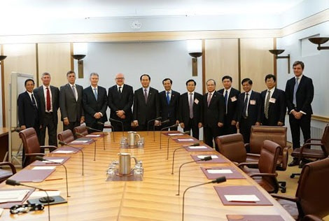 Bộ trưởng Trần Đại Quang và Thượng Nghị sĩ George Brandis, Tổng Chưởng lý chụp ảnh lưu niệm cùng Đoàn đại biểu cấp cao Bộ Công an Việt Nam.