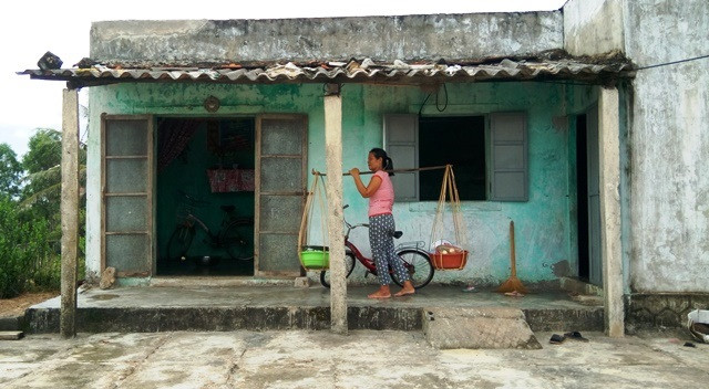 Căn nhà tuềnh toàng phải vay mượn để xây cứ trời mưa là bị dột, phải lấy chậu hứng nước để khỏi bị ướt. Ảnh Hoàng Hà
