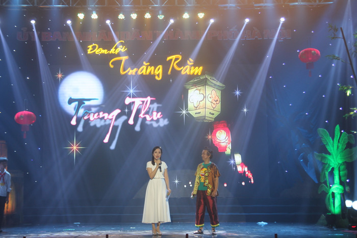 Phó Chủ tịch nước Nguyễn Thị Doan vui trung thu với trẻ em nghèo Hà Nội ảnh 4