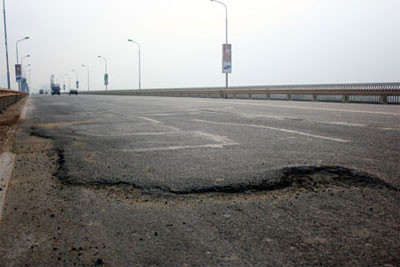 Hà Nội “thúc” Bộ GTVT sửa cầu mặt Thăng Long ảnh 1