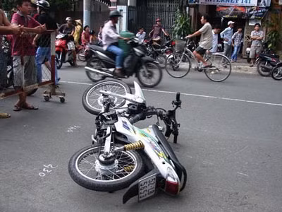 Xe của Tú văng xa hơn 30m. Xe của Tú văng xa hơn 30m.