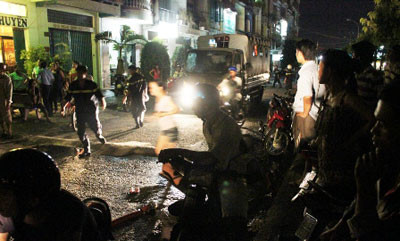 Cháy nhà nghỉ 4 tầng, cả dãy khách sạn náo loạn ảnh 2 Cháy nhà nghỉ 4 tầng, cả dãy khách sạn náo loạn ảnh 2