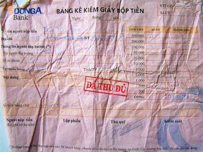 Phiếu chuyển tiền vào tài khoản của ông Lê Văn Lắm tại Ngân hàng Đông Á được bà Dung cung cấp cho cơ quan chức năng làm chứng cứ. Phiếu chuyển tiền vào tài khoản của ông Lê Văn Lắm tại Ngân hàng Đông Á được bà Dung cung cấp cho cơ quan chức năng làm chứng cứ.