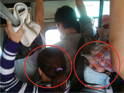 Một người ‘cảnh giới’ xung quanh, một người chuẩn bị ra tay móc túi. Một người ‘cảnh giới’ xung quanh, một người chuẩn bị ra tay móc túi.