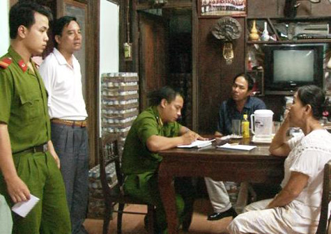 CA TP Huế lập biên bản vi phạm đối với bà Tôn Nữ Cẩm Nhung. Ảnh: T.H