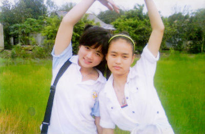 Nữ sinh xấu số Lê Thị Thu Thảo (bên trái) Nữ sinh xấu số Lê Thị Thu Thảo (bên trái)