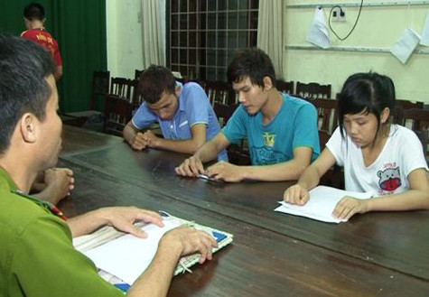 Các đối tượng liên quan bị CA TP Huế triệu tập. Ảnh: TR. H Các đối tượng liên quan bị CA TP Huế triệu tập. Ảnh: TR. H