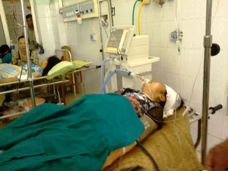 Chị Đoàn Thị Cúc đang cấp cứu tại BV Đa khoa tỉnh Thanh Hóa trong tình trạng nguy kịch