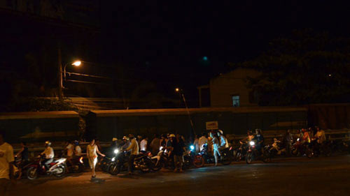 Thoát chết hi hữu dưới gầm tàu hỏa ảnh 2 Thoát chết hi hữu dưới gầm tàu hỏa, Tin tức trong ngày, tai nan tau hoa, tai nan giao thong, an toan duong sat, duong ray, tai nan hi huu, thoat chet hi huu, tau hoa, tau thong nhat, tau bac nam, bao, tin nhanh, tin hot, tin tuc