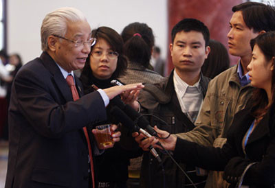 TS. Cao Sỹ Kiêm: "Tại sao không nắm rõ cán bộ mà Bộ GTVT vẫn đề đạt, bổ nhiệm?" (ảnh: Việt Hưng) TS. Cao Sỹ Kiêm: "Tại sao không nắm rõ cán bộ mà Bộ GTVT vẫn đề đạt, bổ nhiệm?" (ảnh: Việt Hưng)