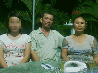 Do được ông bà chăm sóc tốt, cơ thể N. (bìa trái) phát triển sớm hơn so với bạn bè cùng trang lứa nên kẻ xấu đã bịa đặt, thêu dệt Do được ông bà chăm sóc tốt, cơ thể N. (bìa trái) phát triển sớm hơn so với bạn bè cùng trang lứa nên kẻ xấu đã bịa đặt, thêu dệt