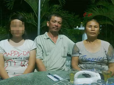 Do được ông bà chăm sóc tốt, cơ thể N. (bìa trái) phát triển sớm hơn so với bạn bè cùng trang lứa nên kẻ xấu đã bịa đặt, thêu dệt