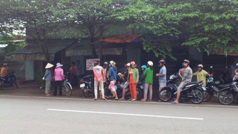 Nhiều người dân hiếu kỳ tập trung trước ki ốt của bà Đẹp