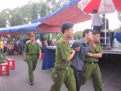 Bị tuyên án tử, liếc xéo HĐXX ảnh 2