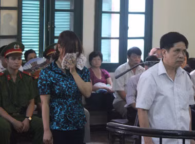 Hai bị cáo tại tòa.