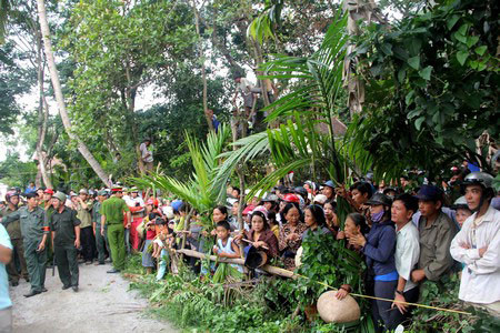 Hàng trăm người dân đang theo dõi dựng lại hiện trường của vụ sát hại. Hàng trăm người dân đang theo dõi dựng lại hiện trường của vụ sát hại.