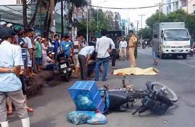 Chiếc xe của chị Kim Anh bị đụng ngã. Tú nằm chết tại chỗ. Chiếc xe của chị Kim Anh bị đụng ngã. Tú nằm chết tại chỗ.