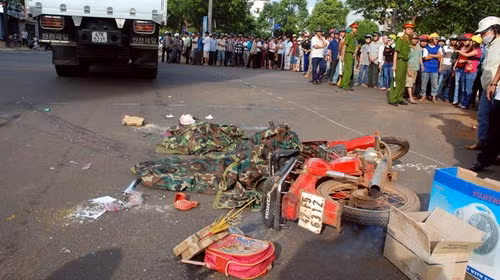 Xe tải va chạm xe máy, 2 bé gái chết thảm, Tin tức trong ngày, xe tai dam xe may, xe tai, va cham giao thong, be gai, tai nan giao thong, bao, tin tuc, tin hot, tin hay