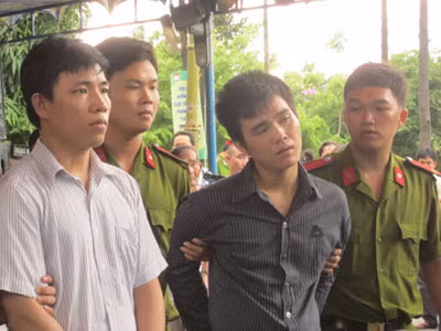 Bị tuyên án tử, liếc xéo HĐXX ảnh 1